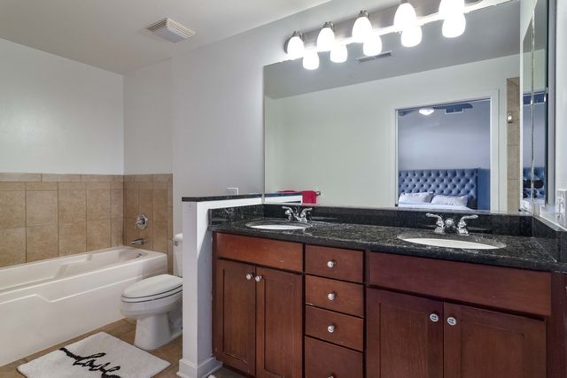 647 Metropolitan Way 214, Des Plaines, IL 60016