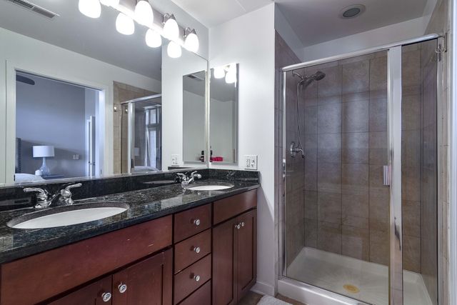 647 Metropolitan Way 214, Des Plaines, IL 60016