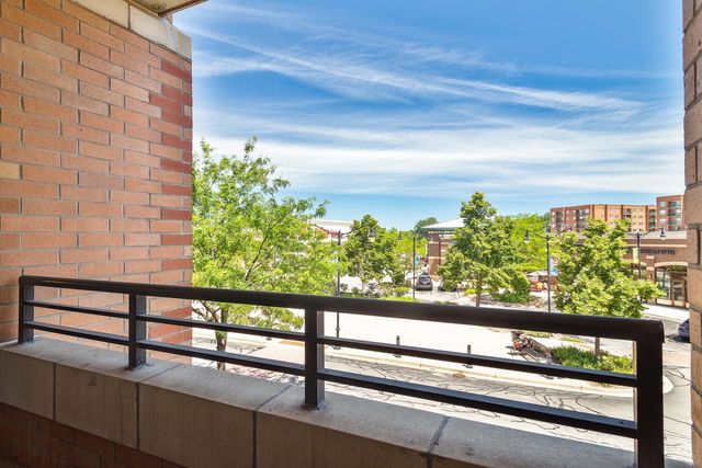 647 Metropolitan Way 214, Des Plaines, IL 60016