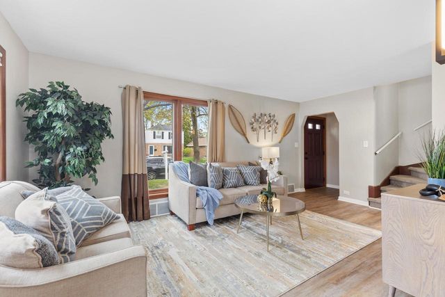 1913 E Eden PLACE, Saint Francis, WI 53235