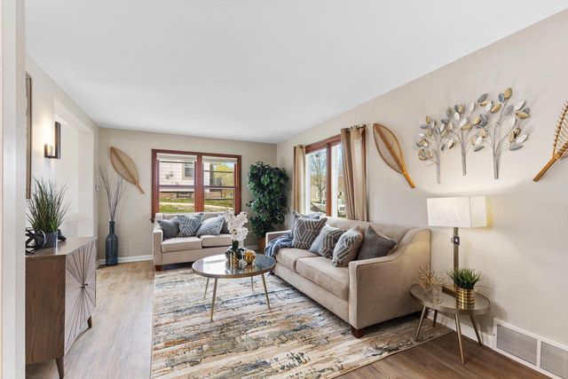 1913 E Eden PLACE, Saint Francis, WI 53235
