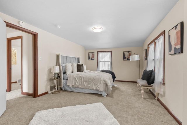 1913 E Eden PLACE, Saint Francis, WI 53235