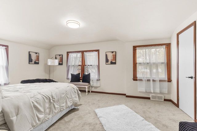 1913 E Eden PLACE, Saint Francis, WI 53235