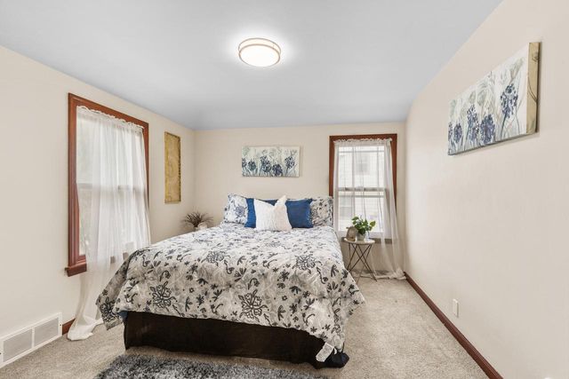 1913 E Eden PLACE, Saint Francis, WI 53235