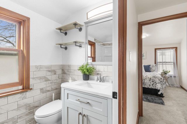 1913 E Eden PLACE, Saint Francis, WI 53235