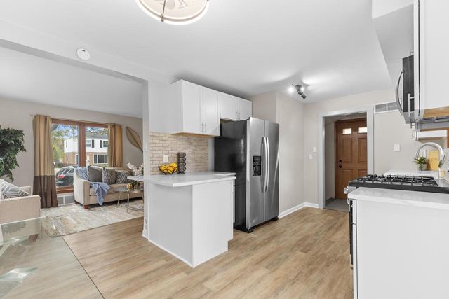 1913 E Eden PLACE, Saint Francis, WI 53235