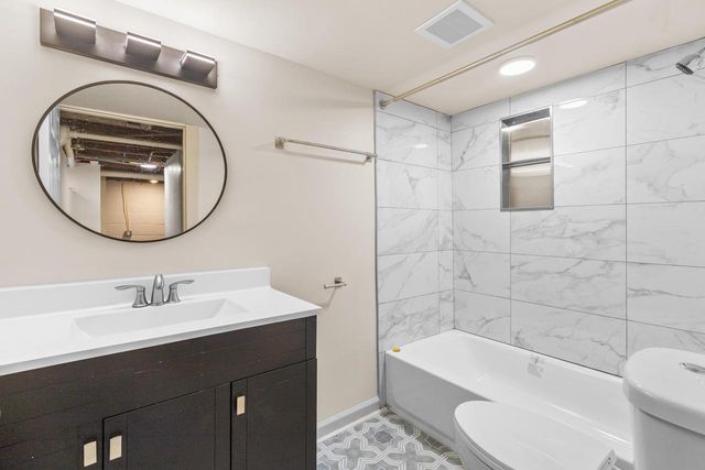 1913 E Eden PLACE, Saint Francis, WI 53235