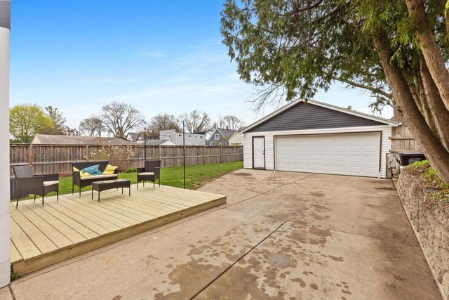 1913 E Eden PLACE, Saint Francis, WI 53235