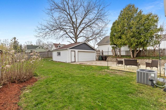 1913 E Eden PLACE, Saint Francis, WI 53235