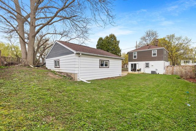 1913 E Eden PLACE, Saint Francis, WI 53235