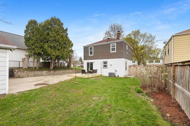 1913 E Eden PLACE, Saint Francis, WI 53235