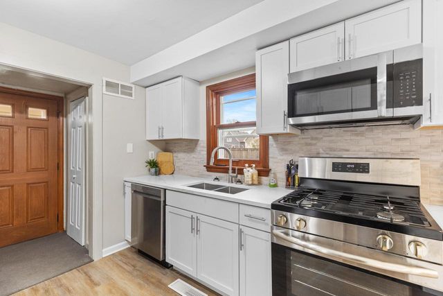 1913 E Eden PLACE, Saint Francis, WI 53235