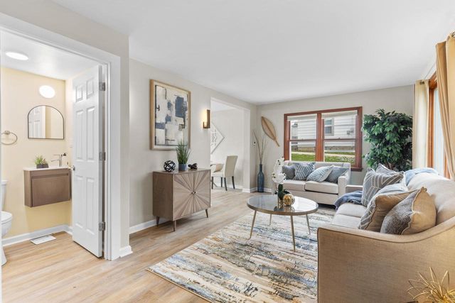 1913 E Eden PLACE, Saint Francis, WI 53235