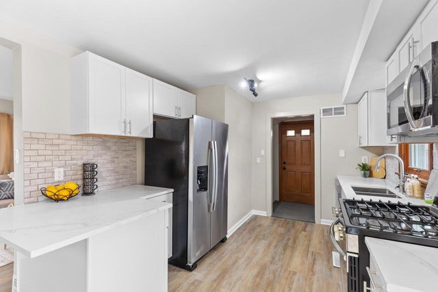 1913 E Eden PLACE, Saint Francis, WI 53235