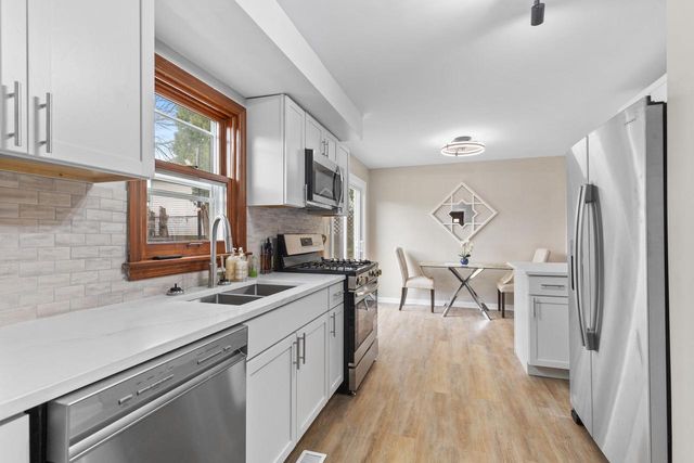 1913 E Eden PLACE, Saint Francis, WI 53235