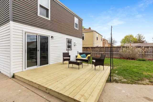 1913 E Eden PLACE, Saint Francis, WI 53235
