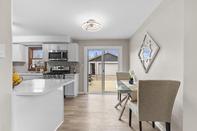1913 E Eden PLACE, Saint Francis, WI 53235