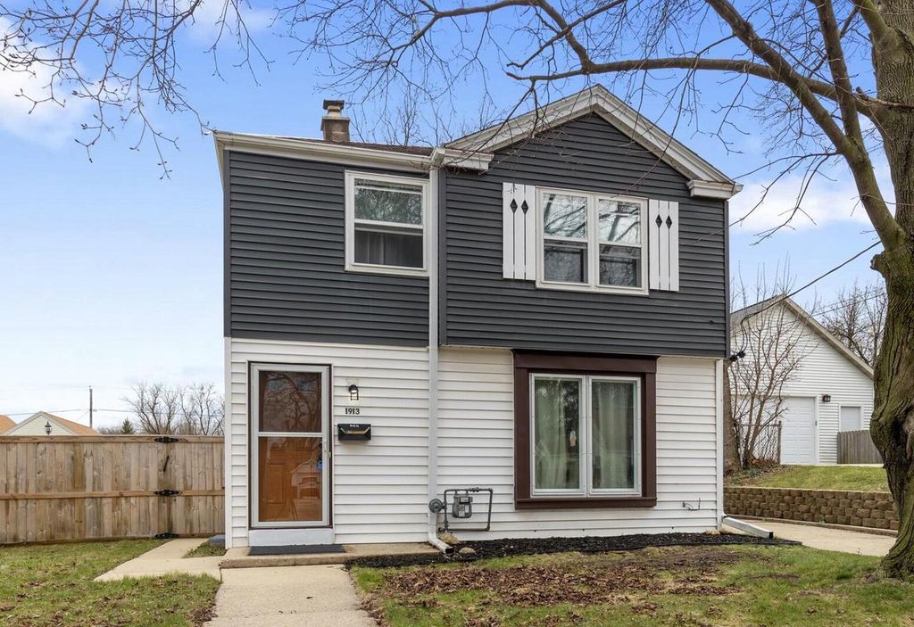 1913 E Eden PLACE, Saint Francis, WI 53235