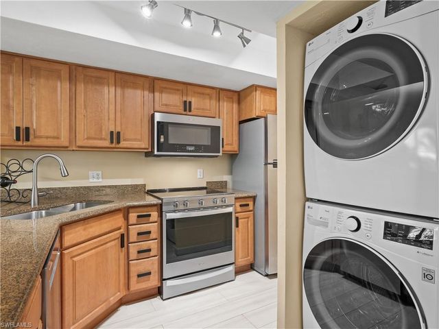 600 Neapolitan WAY 127, Naples, FL 34103