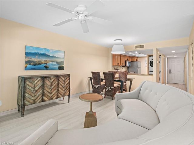 600 Neapolitan WAY 127, Naples, FL 34103