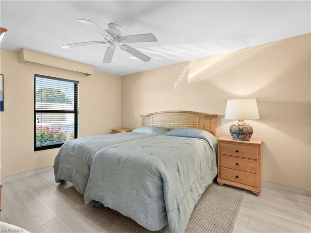 600 Neapolitan WAY 127, Naples, FL 34103