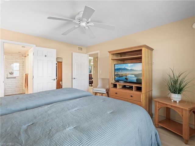 600 Neapolitan WAY 127, Naples, FL 34103