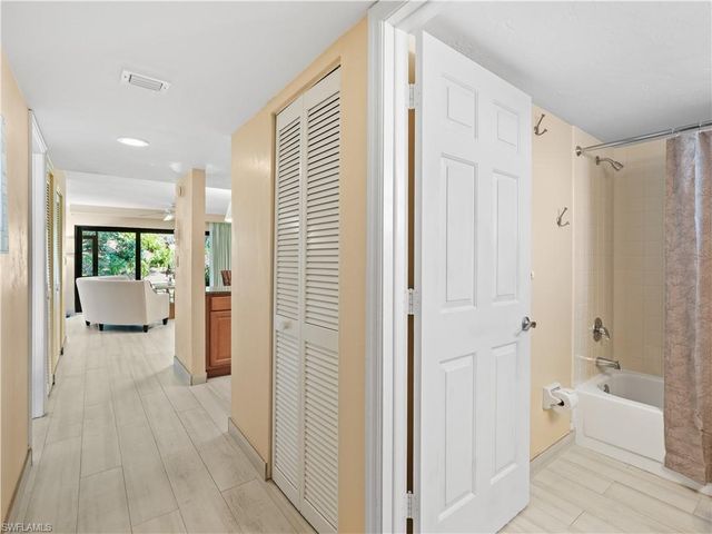 600 Neapolitan WAY 127, Naples, FL 34103