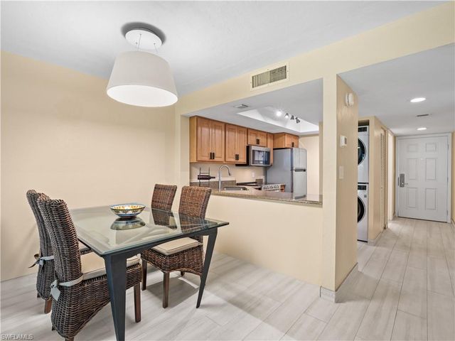 600 Neapolitan WAY 127, Naples, FL 34103