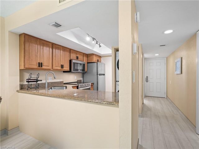 600 Neapolitan WAY 127, Naples, FL 34103