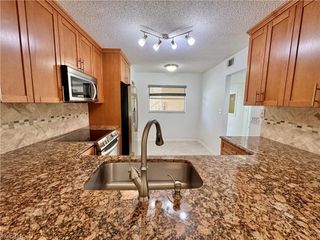661 Squire CIR 101, Naples, FL 34104