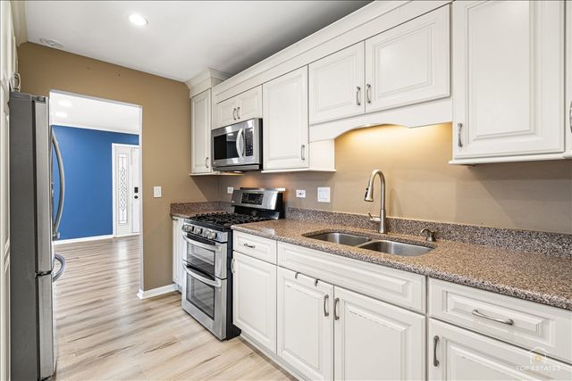 608 N White Lane, Hainesville, IL 60030