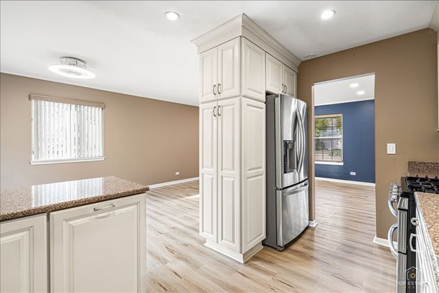 608 N White Lane, Hainesville, IL 60030