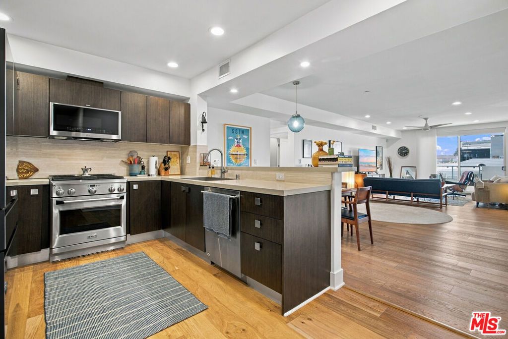 118 N Kings Road 301, Los Angeles, CA 90048 — photo 2