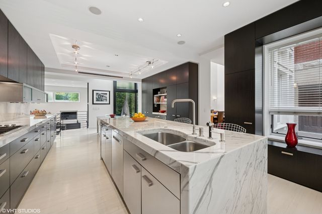 2209 N Seminary Avenue, Chicago, IL 60614