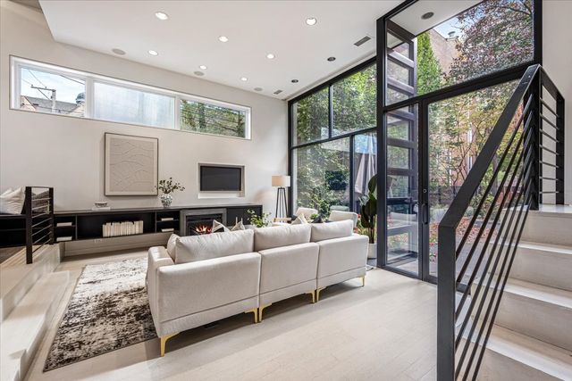 2209 N Seminary Avenue, Chicago, IL 60614