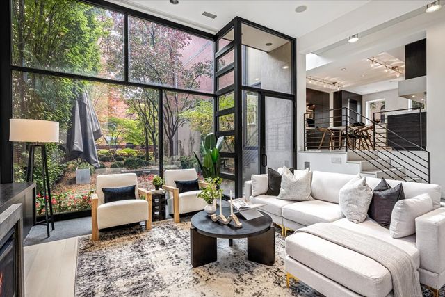 2209 N Seminary Avenue, Chicago, IL 60614