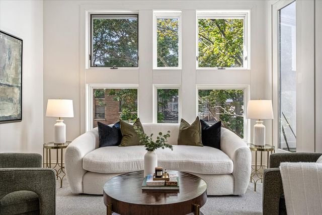 2209 N Seminary Avenue, Chicago, IL 60614