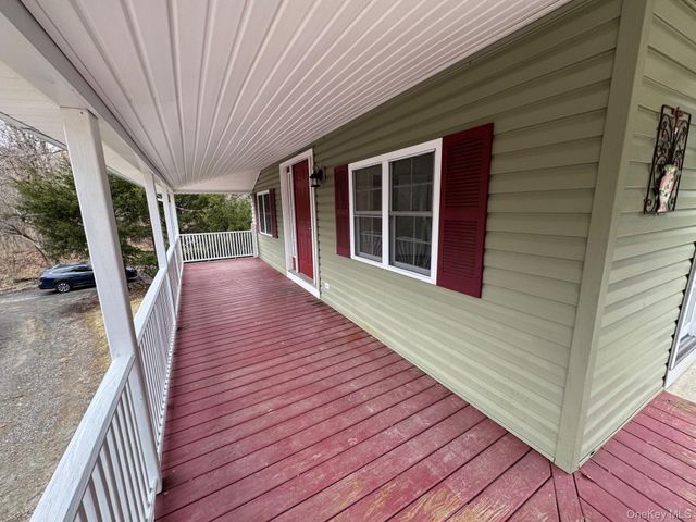 8 Orchard Road, Hyde Park, NY 12538