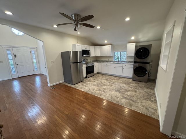 8 Orchard Road, Hyde Park, NY 12538