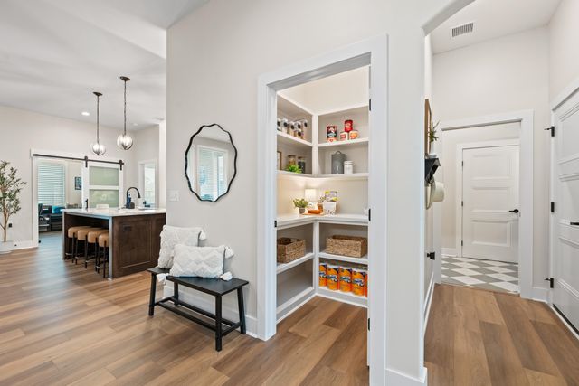 810 N Thornton Ct, Wichita, KS 67235