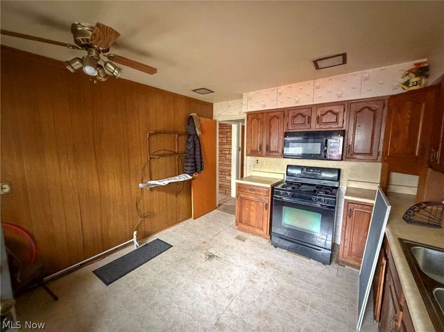 572 Comstock Street NW, Warren, OH 44483