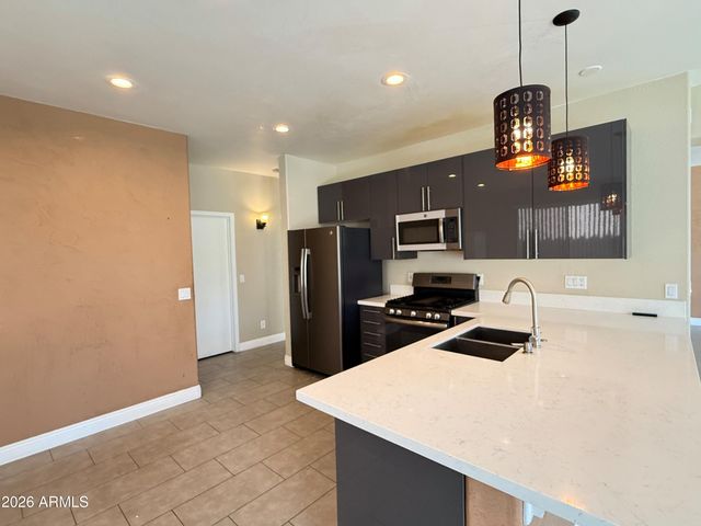 6425 W Desert Hollow Drive, Phoenix, AZ 85083