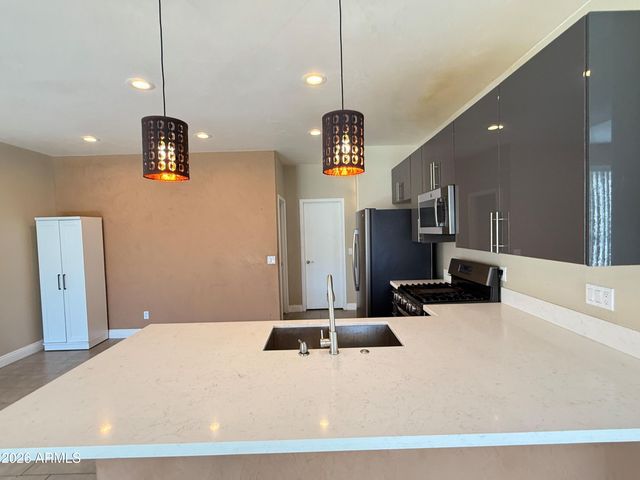 6425 W Desert Hollow Drive, Phoenix, AZ 85083