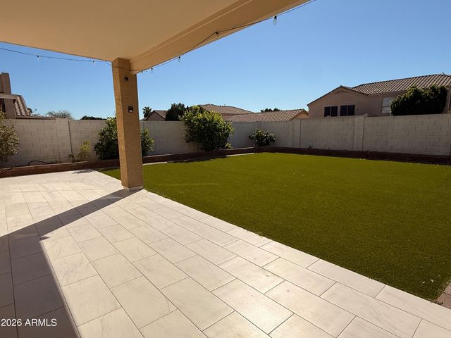 6425 W Desert Hollow Drive, Phoenix, AZ 85083