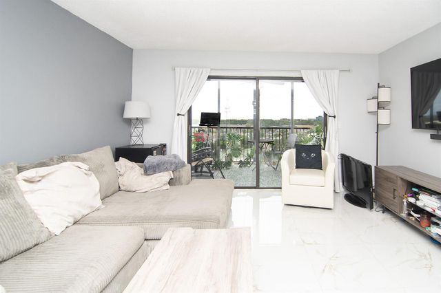 2202 S Cypress Bend Drive 706, Pompano Beach, FL 33069
