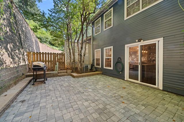 1069 Woodbridge Hollow NE, Atlanta, GA 30306