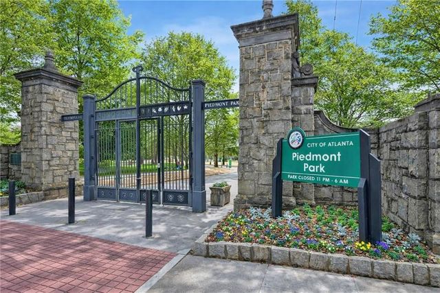 1069 Woodbridge Hollow NE, Atlanta, GA 30306