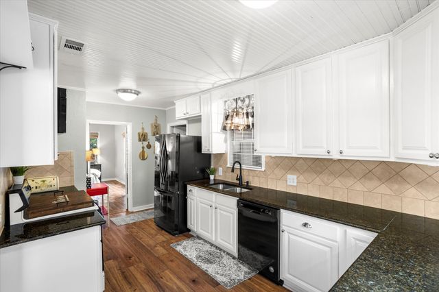 609 N Sherman Street, Ennis, TX 75119