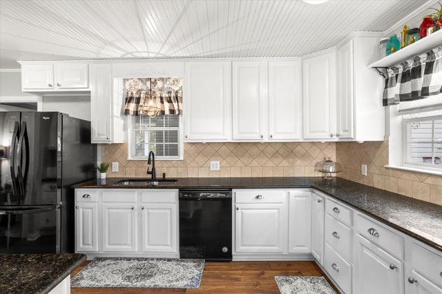 609 N Sherman Street, Ennis, TX 75119