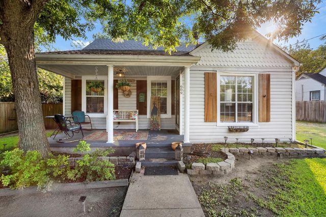 609 N Sherman Street, Ennis, TX 75119